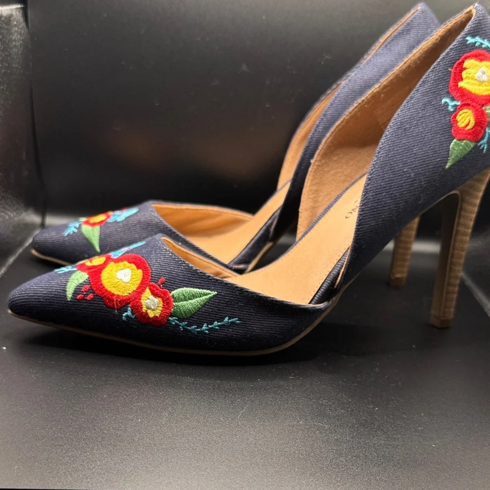 Christian Siriano Navy Heels with Floral Embroidery - Picture 4 of 7